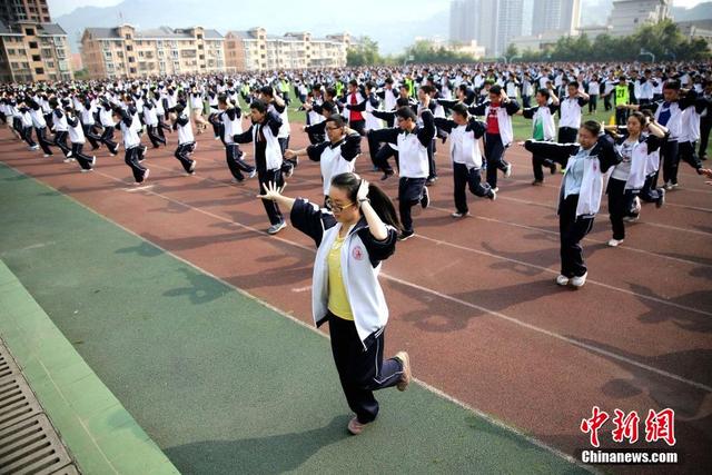 四川达州4000中学生齐跳"小苹果"