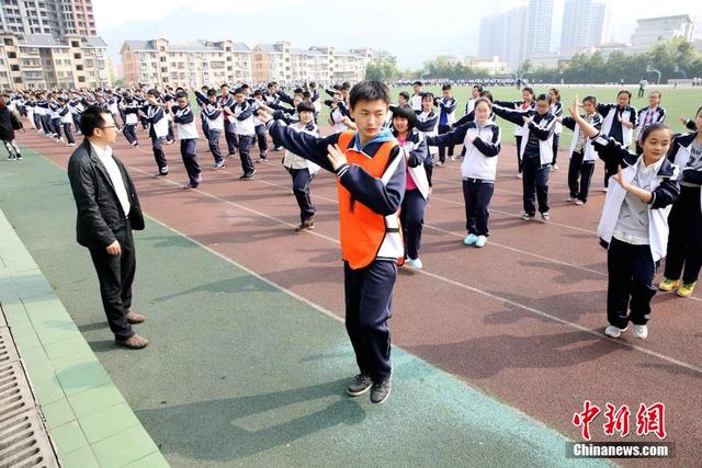 四川达州4000中学生齐跳"小苹果"