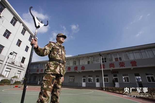 武警战士发明抓捕神器 碰到目标自动上锁