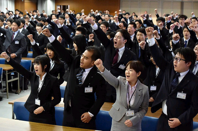 日本各行业举行入社仪式 89万年轻人步入社会