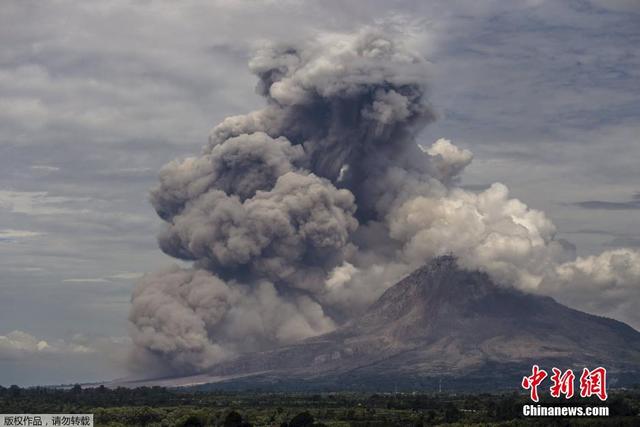 印尼锡纳朋火山喷出大量火山灰 现场浓烟滚滚