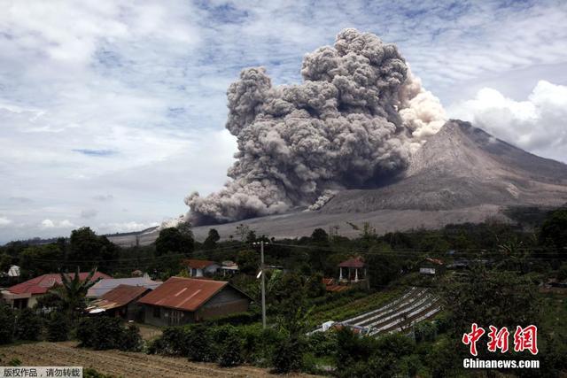 印尼锡纳朋火山喷出大量火山灰 现场浓烟滚滚