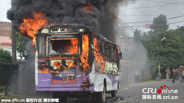 印度学生焚烧公交车 抗议公务员考试泄题