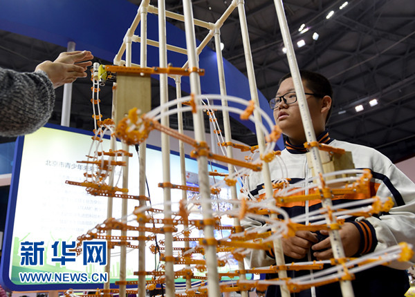 北京市举办中小学生特色科技活动展