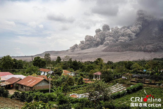 印尼锡纳朋火山持续喷发 火山灰遮云蔽日