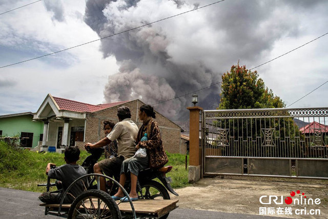 印尼锡纳朋火山持续喷发 火山灰遮云蔽日