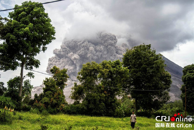 印尼锡纳朋火山持续喷发 火山灰遮云蔽日