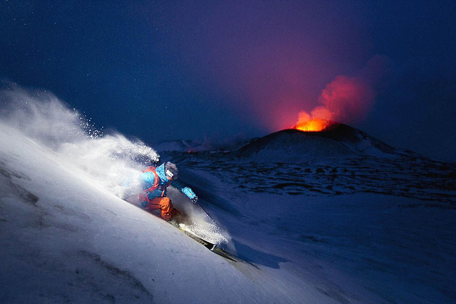 俄摄影师拍摄好友在火山口滑雪绝美照片