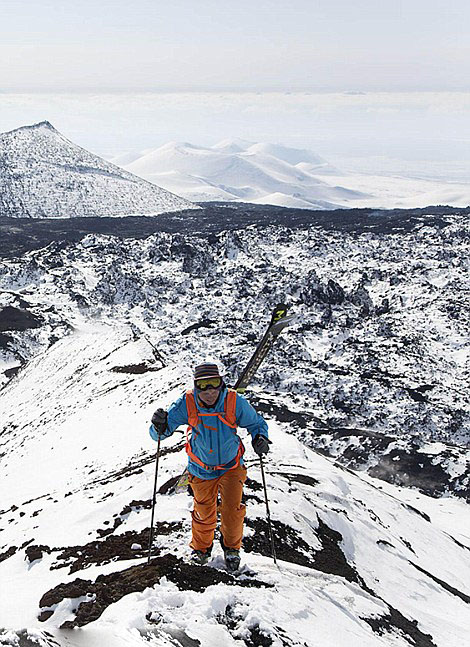 俄摄影师拍摄好友在火山口滑雪绝美照片