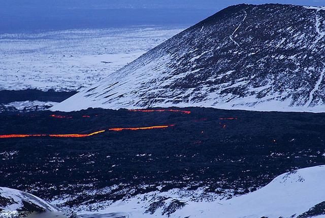 俄摄影师拍摄好友在火山口滑雪绝美照片