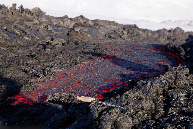 俄摄影师拍摄好友在火山口滑雪绝美照片