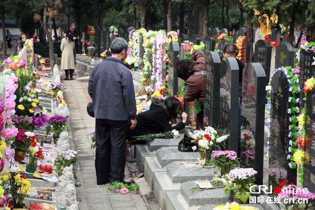 清明节首日北京八宝山公墓迎来扫墓高峰