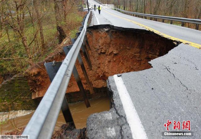 美国肯塔基州遭暴雨袭击引发洪灾