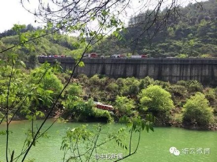 载17人大巴车在浙江坠崖 目前已有一人死亡