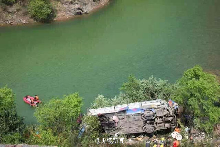 载17人大巴车在浙江坠崖 目前已有一人死亡