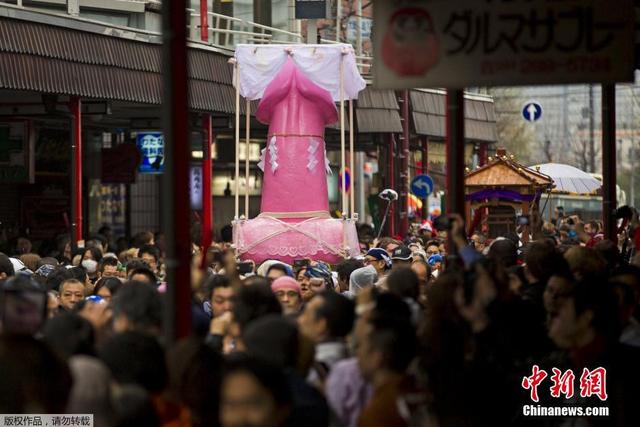 日本欢庆“男根节” 祈福健康美满