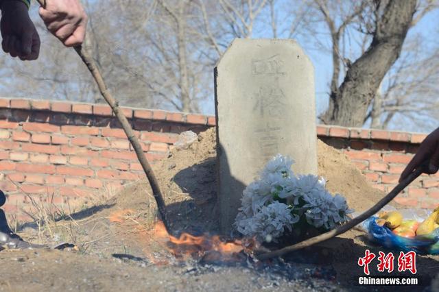 呼格吉勒图家人清明节祭奠呼格