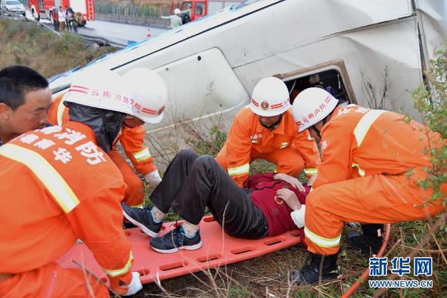 云南楚大高速一旅游大巴翻车致7死29伤