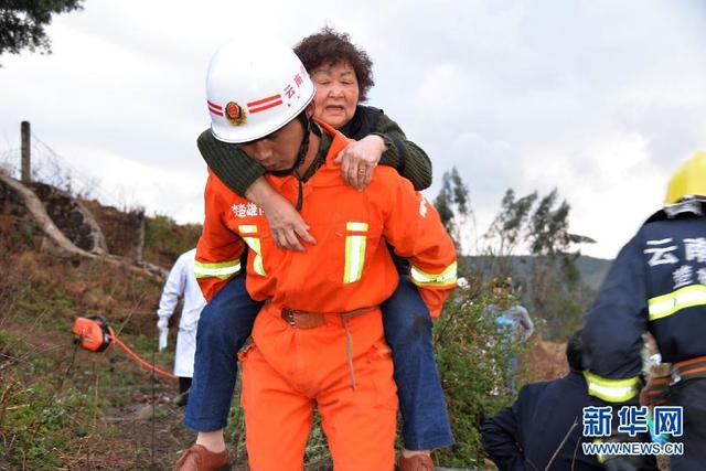 云南楚大高速一旅游大巴翻车致7死29伤