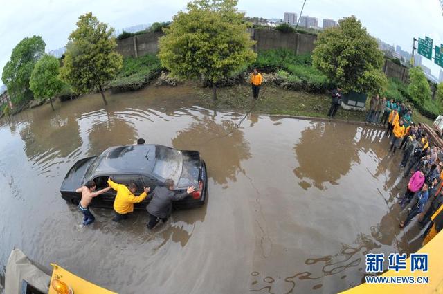 长沙暴雨袭城 多处出现严重内涝