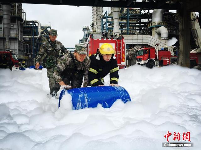 福建PX项目爆燃事故 明火被扑灭之后复燃