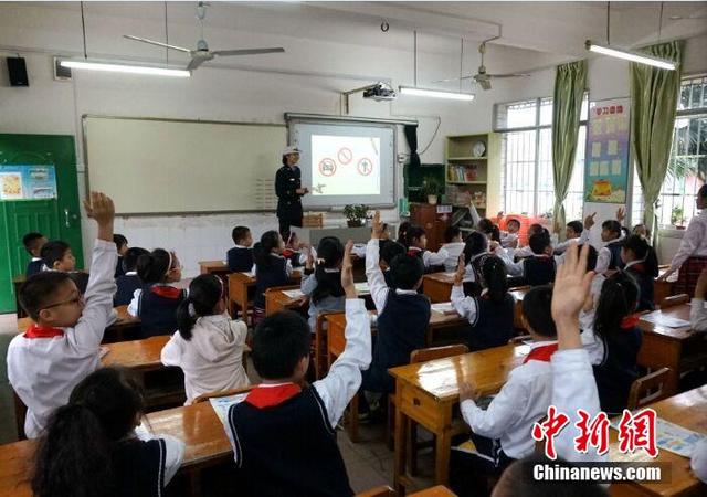 广西柳州小学进行反恐演练