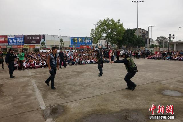 广西柳州小学进行反恐演练