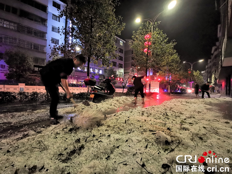 贵州铜仁：玉屏突降冰雹大雨 抢险救灾有序推进（组图）