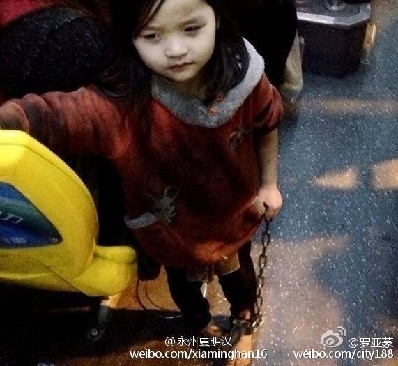 网曝长沙小女孩光着脚手拿铁链乘公交 网友报警