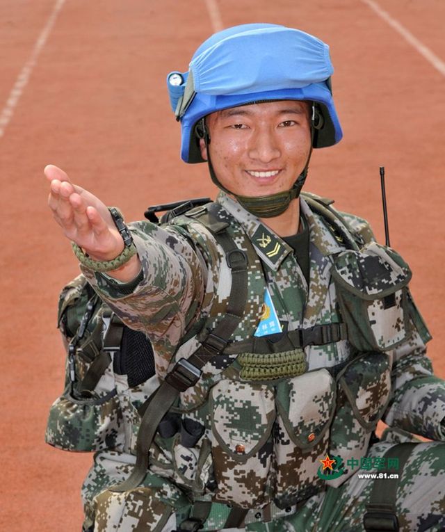 军媒发中国首支维和步兵营女兵个人照