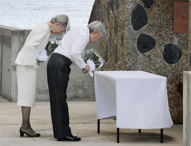 日本天皇远赴帕劳祭拜二战战亡者