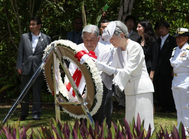 日本天皇远赴帕劳祭拜二战战亡者