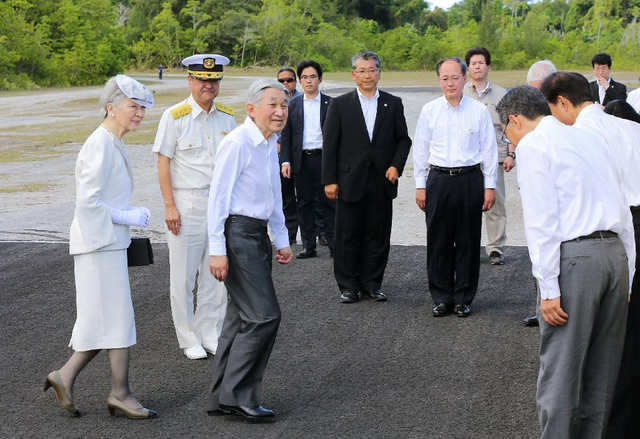 日本天皇远赴帕劳祭拜二战战亡者