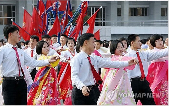 朝鲜民众跳舞献花庆祝金正日出任国防委员长22周年