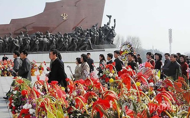 朝鲜民众跳舞献花庆祝金正日出任国防委员长22周年