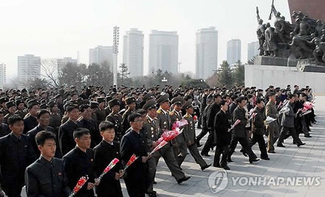 朝鲜民众跳舞献花庆祝金正日出任国防委员长22周年