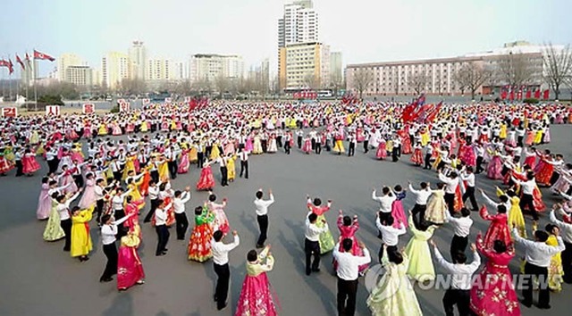 朝鲜民众跳舞献花庆祝金正日出任国防委员长22周年