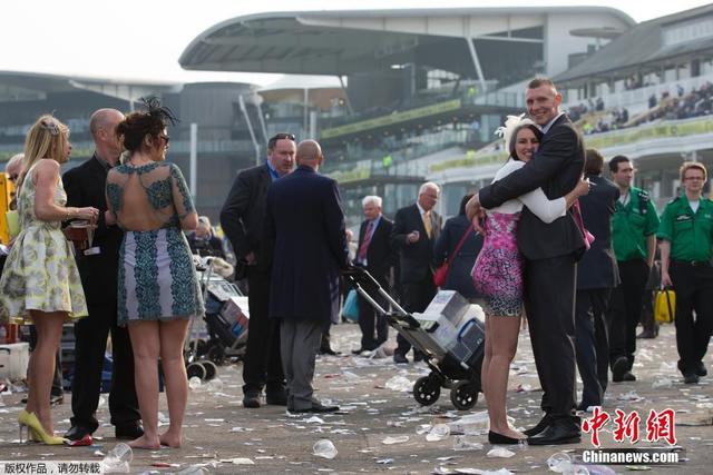 英国利物浦赛马大赛女士日 现场垃圾遍地