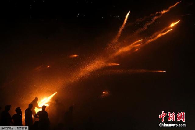 希腊民众疯狂庆祝复活节 自制“火箭弹”满天飞