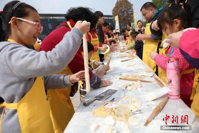 河南18地17000人同时包饺子创吉尼斯世界纪录