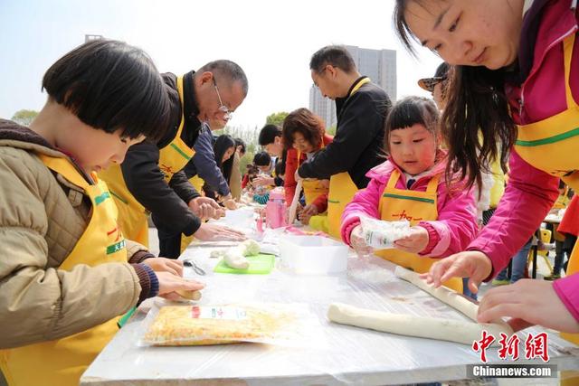 河南18地17000人同时包饺子创吉尼斯世界纪录