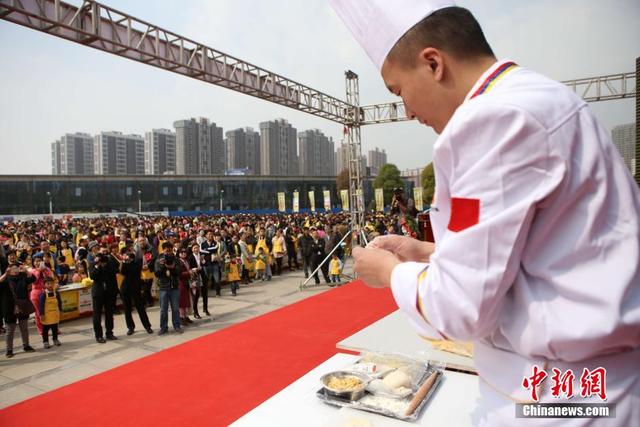 河南18地17000人同时包饺子创吉尼斯世界纪录