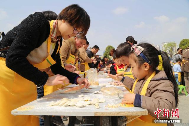 河南18地17000人同时包饺子创吉尼斯世界纪录