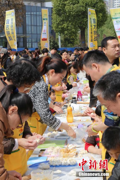 河南18地17000人同时包饺子创吉尼斯世界纪录