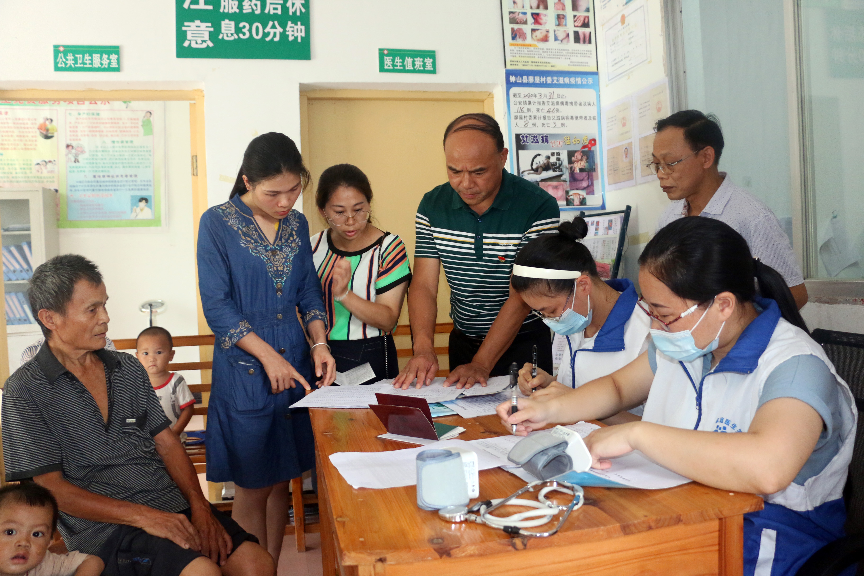 广西钟山县：集中办理慢性病卡  突破健康扶贫瓶颈