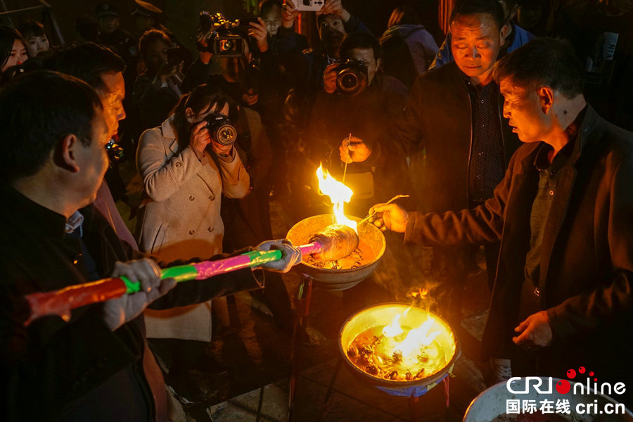 【河南供稿】鹤壁浚县屯子镇码头村举行放河灯传统民俗活动