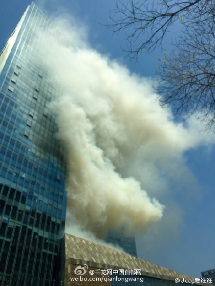 北京燕莎桥都汇天地起火 现场浓烟滚滚