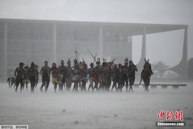 巴西原住民抗议土地问题 暴雨中起舞射箭