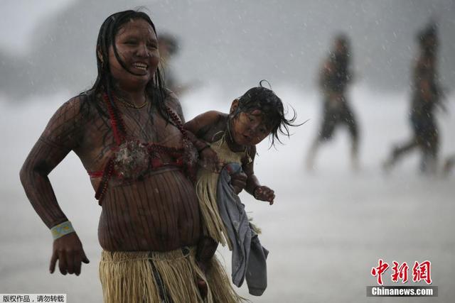 巴西原住民抗议土地问题 暴雨中起舞射箭