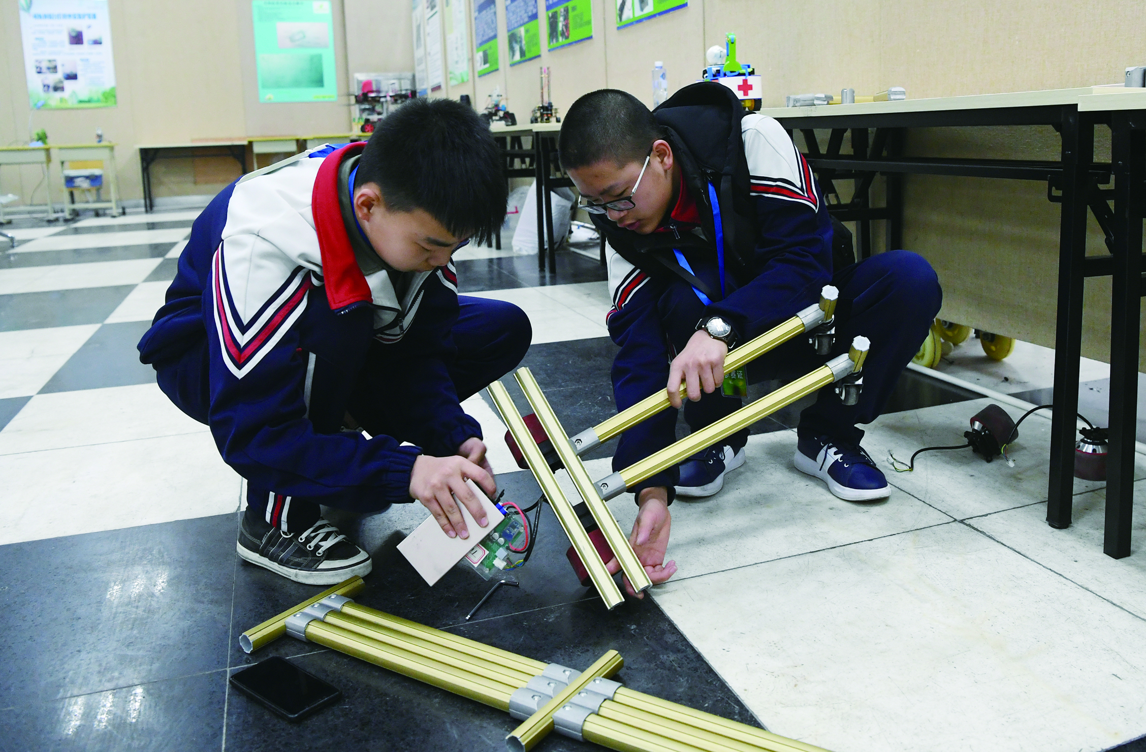 长春市千余名中小学生科技创新大赛比拼“脑力”